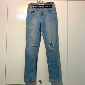 Ripped knee Levis Jeans